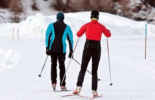 Sådan undgår du skader på pisten: Vigtige sikkerhedstips til skiløbere